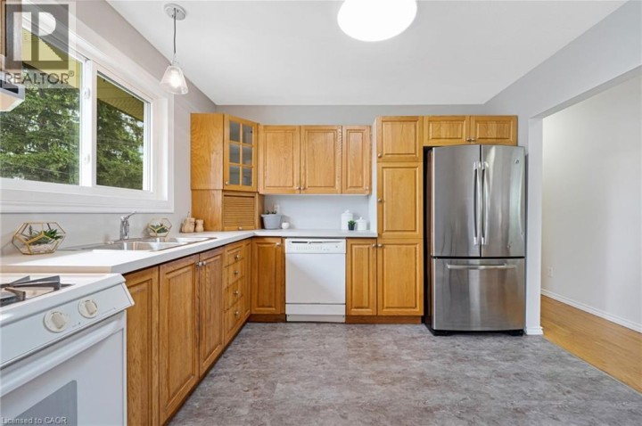 Photo 11 at 95 Rosslinn Road, Cambridge