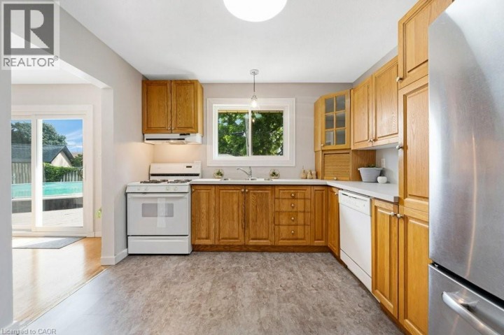 Photo 12 at 95 Rosslinn Road, Cambridge