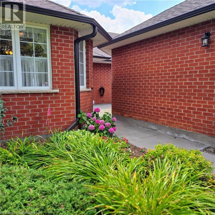 Photo 4 at 10 ISHERWOOD Avenue 5, Cambridge