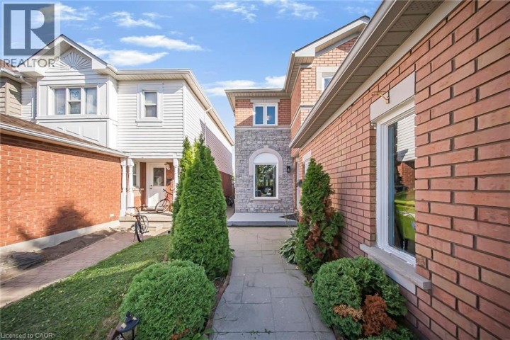 Photo 2 at 75 Stonecairn Drive, Cambridge