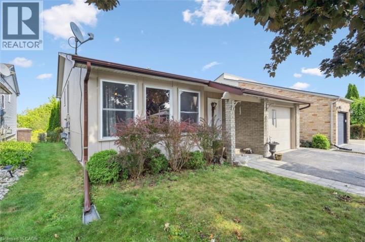 Photo 3 at 31 Saxony Circle, Cambridge