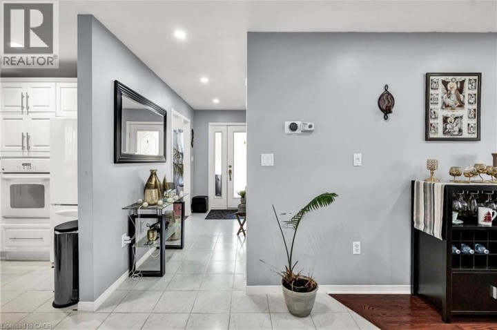 Photo 9 at 52 Dawn Crescent, Cambridge