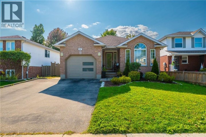 Photo 2 at 52 Dawn Crescent, Cambridge