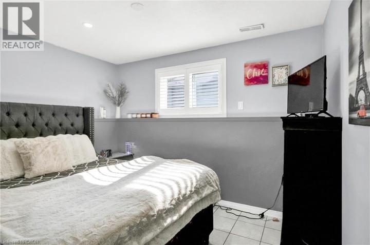 Photo 31 at 52 Dawn Crescent, Cambridge