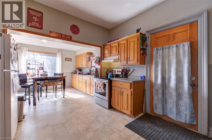 Photo 5 at 111 Erie Avenue, Brantford