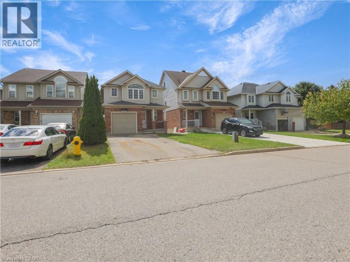 Photo 2 at 14 Chateau Crescent, Cambridge