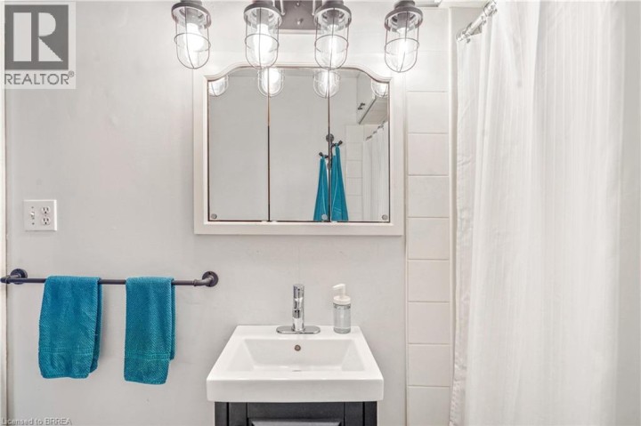 Photo 16 at 22 Wayne Drive, Brantford