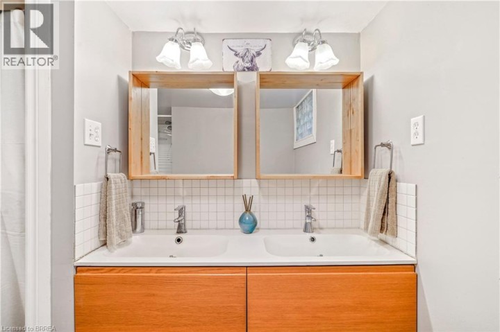 Photo 37 at 22 Wayne Drive, Brantford