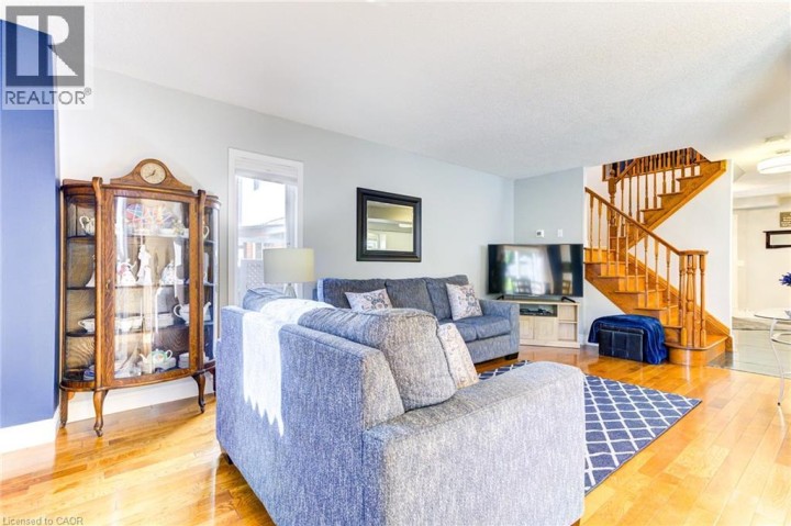 Photo 10 at 39 Karalee Crescent, Cambridge