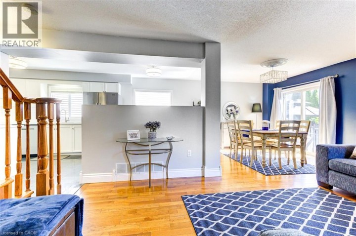 Photo 11 at 39 Karalee Crescent, Cambridge