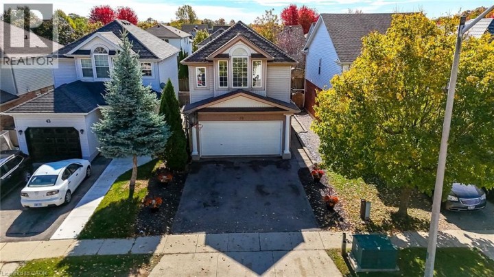 Photo 2 at 39 Karalee Crescent, Cambridge