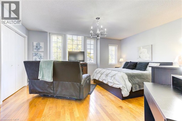 Photo 20 at 39 Karalee Crescent, Cambridge