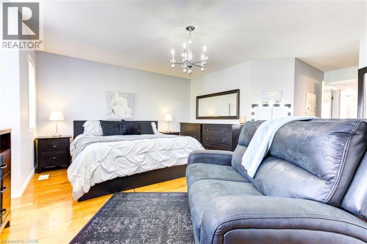 Photo 21 at 39 Karalee Crescent, Cambridge