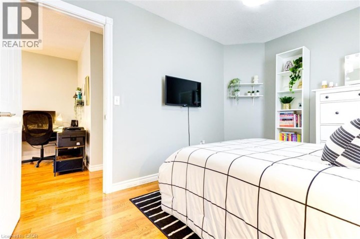 Photo 24 at 39 Karalee Crescent, Cambridge