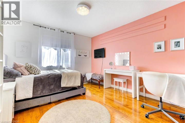 Photo 25 at 39 Karalee Crescent, Cambridge