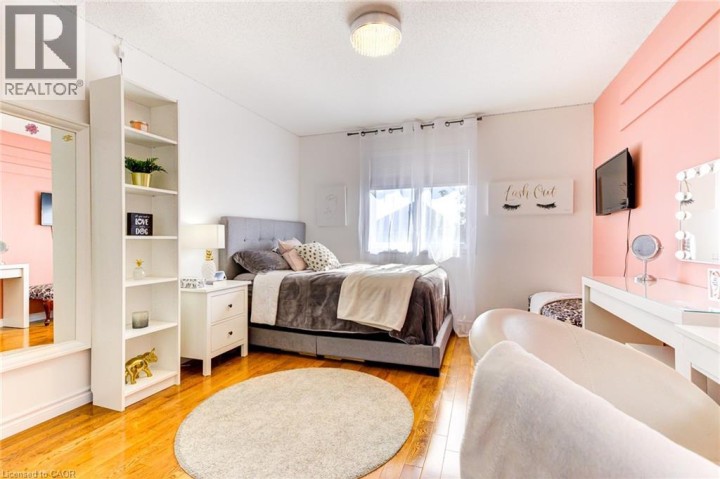 Photo 26 at 39 Karalee Crescent, Cambridge