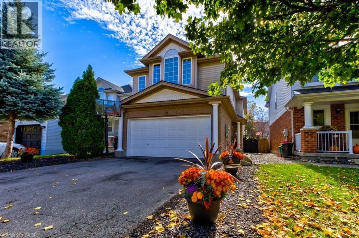 Photo 3 at 39 Karalee Crescent, Cambridge