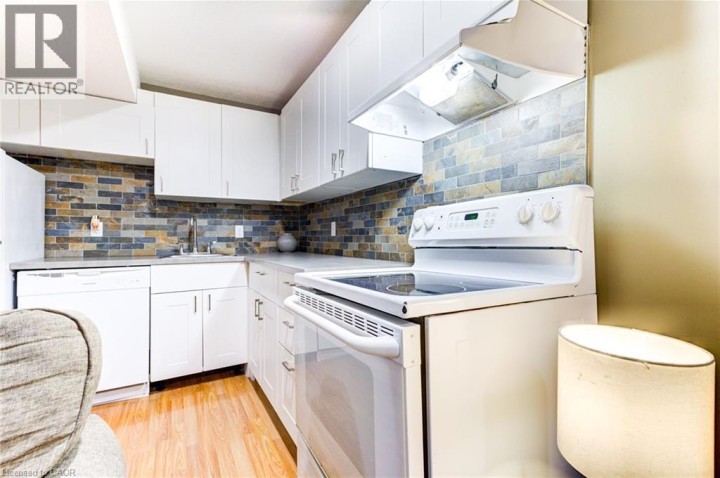 Photo 34 at 39 Karalee Crescent, Cambridge