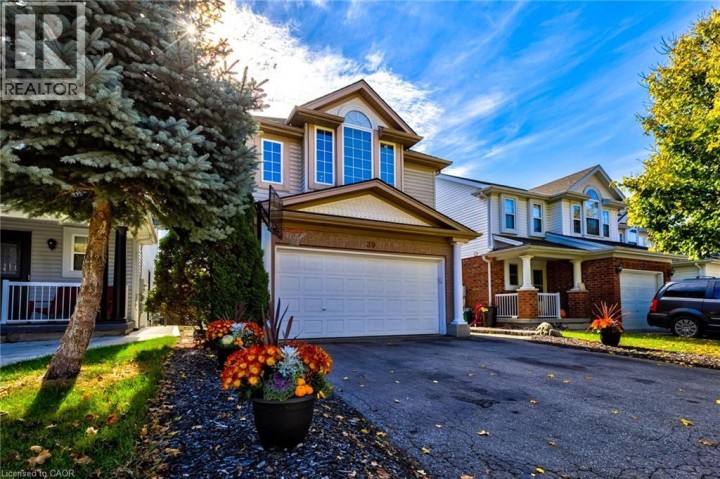 Photo 4 at 39 Karalee Crescent, Cambridge