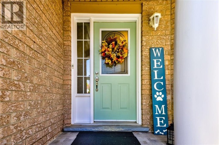 Photo 5 at 39 Karalee Crescent, Cambridge