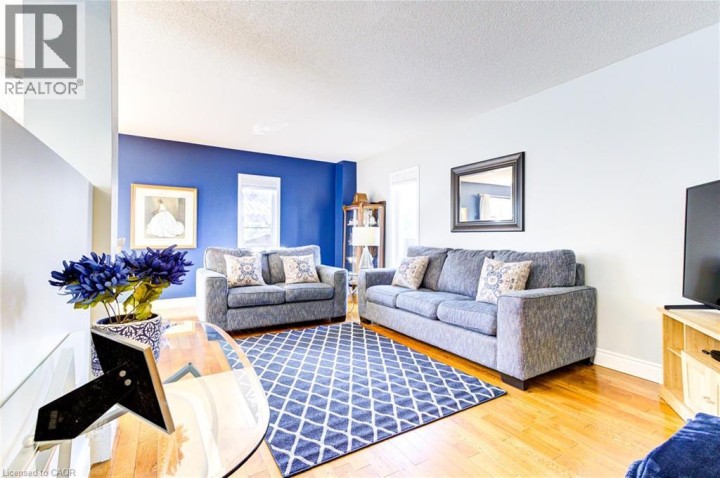 Photo 7 at 39 Karalee Crescent, Cambridge