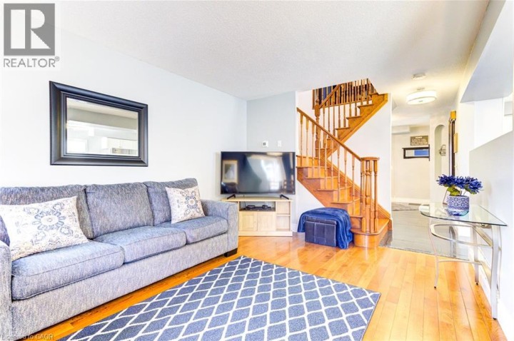 Photo 8 at 39 Karalee Crescent, Cambridge