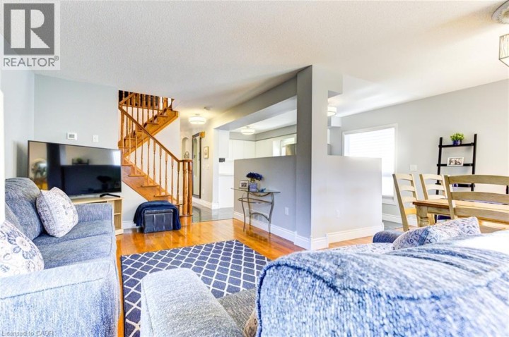 Photo 9 at 39 Karalee Crescent, Cambridge