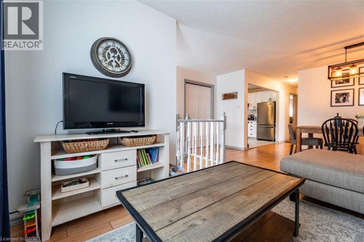 Photo 11 at 8 Digby Court, Brantford