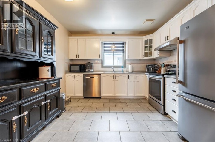 Photo 13 at 8 Digby Court, Brantford