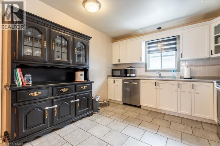 Photo 14 at 8 Digby Court, Brantford