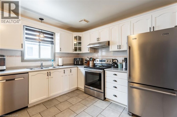 Photo 15 at 8 Digby Court, Brantford