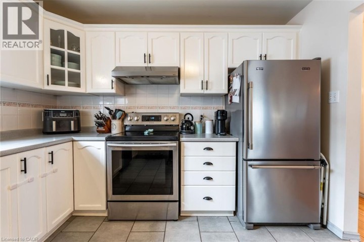 Photo 16 at 8 Digby Court, Brantford