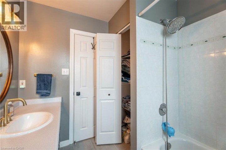 Photo 20 at 8 Digby Court, Brantford