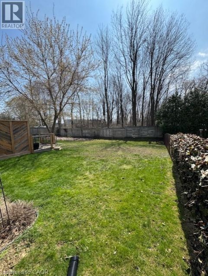 Photo 3 at 8 Digby Court, Brantford