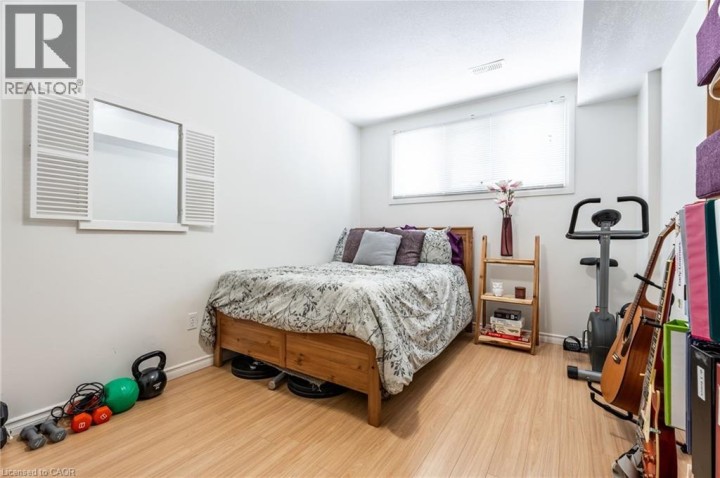 Photo 31 at 8 Digby Court, Brantford