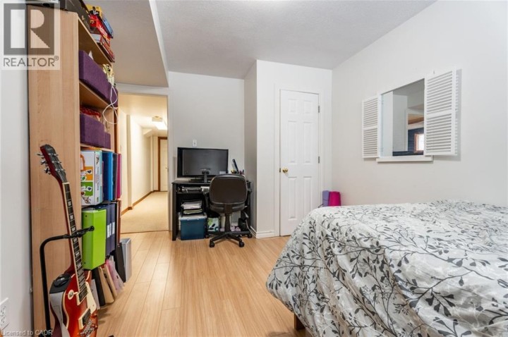 Photo 32 at 8 Digby Court, Brantford