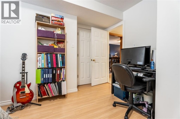 Photo 33 at 8 Digby Court, Brantford