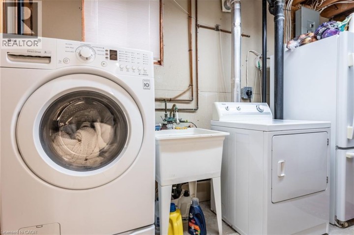 Photo 35 at 8 Digby Court, Brantford