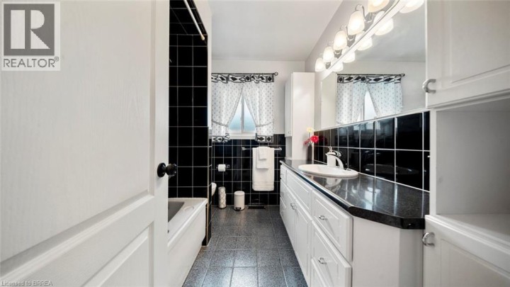 Photo 23 at 42 Palm Crescent, Brantford