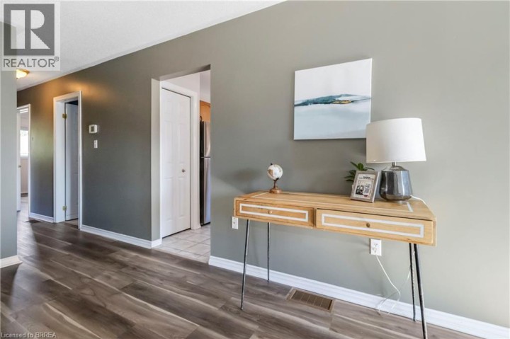 Photo 2 at 5 Cork Crescent, Brantford