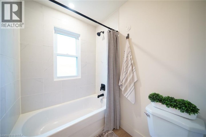 Photo 18 at 37 Rowanwood Avenue, Brantford