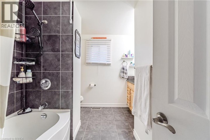 Photo 11 at 17 Kanata Crescent, Brantford