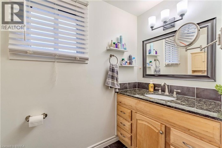 Photo 13 at 17 Kanata Crescent, Brantford