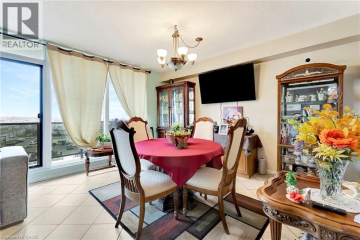 Photo 10 at 9 BONHEUR Court 902, Brantford