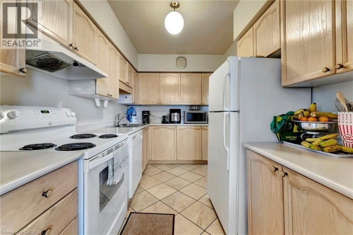 Photo 14 at 9 BONHEUR Court 902, Brantford