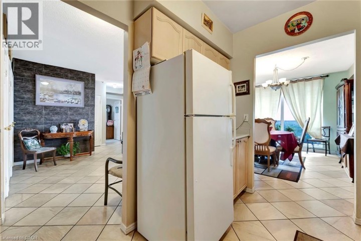 Photo 15 at 9 BONHEUR Court 902, Brantford