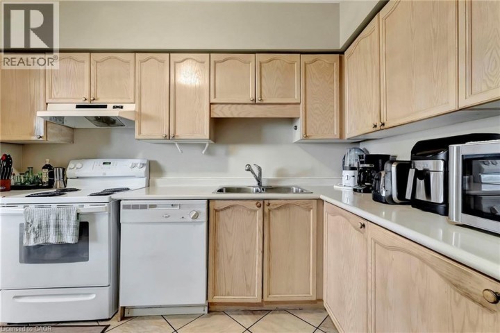 Photo 16 at 9 BONHEUR Court 902, Brantford