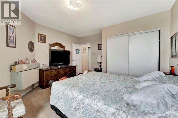 Photo 18 at 9 BONHEUR Court 902, Brantford