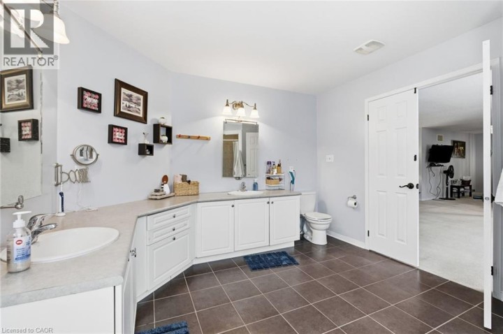 Photo 32 at 17 Hoodless Court, Brantford