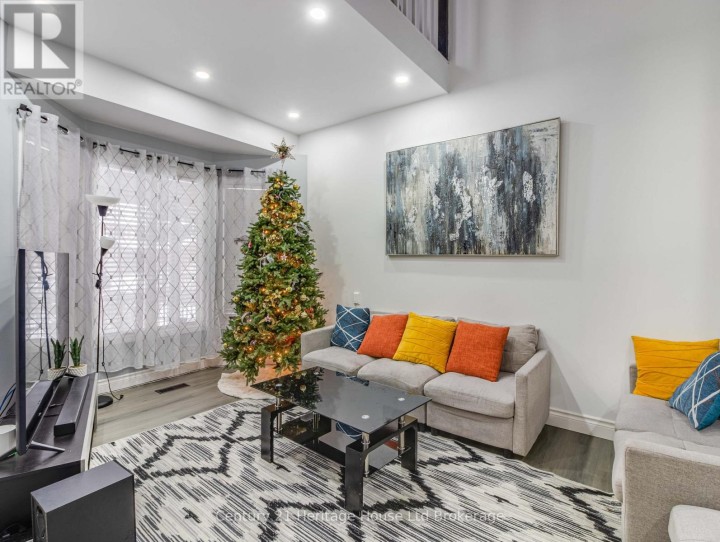 Photo 2 at 8 Mohican Drive, Woodstock - North, Woodstock